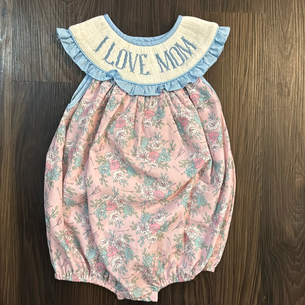 “I love mom” smocked bubble